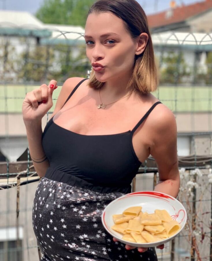 donatella insta sexy pregnant