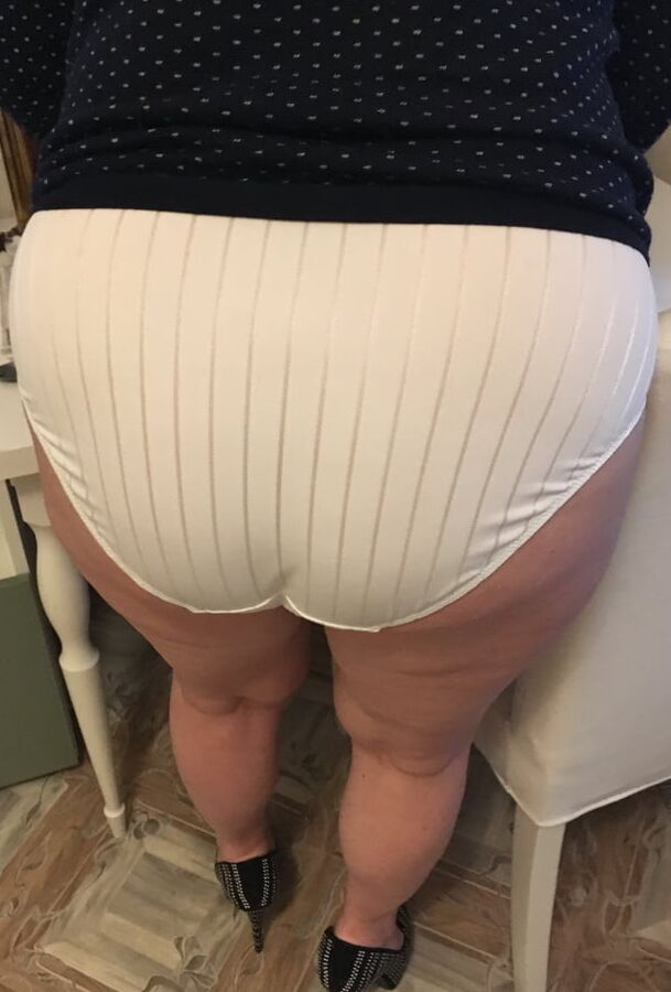 Pushuna in panties