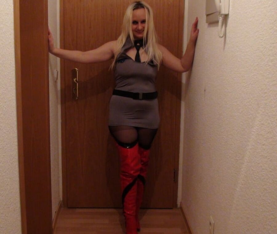 Horny amateur MILF Yvonne in hot dress