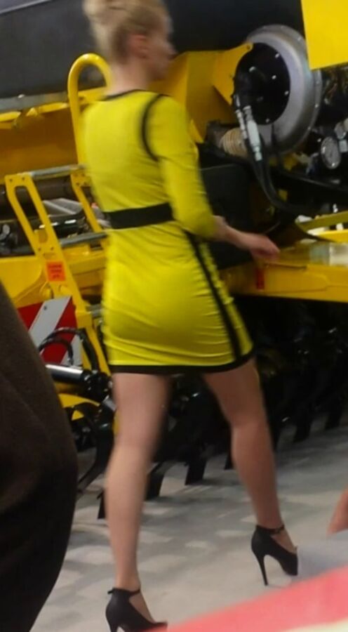 sexy hotesse sexy boobs mini skirt high heels hot ass