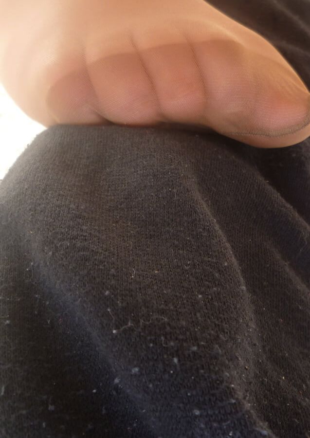 cette salope cherche ma bite sous la table avec ses pieds
