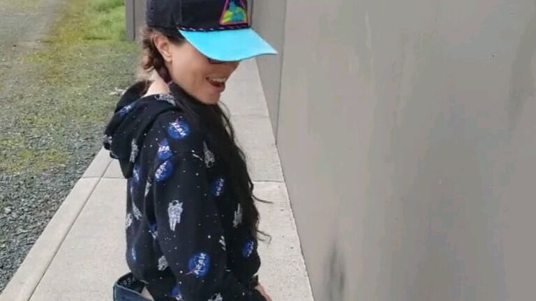 Mia figlia Valeria sa pisciare da in piedi