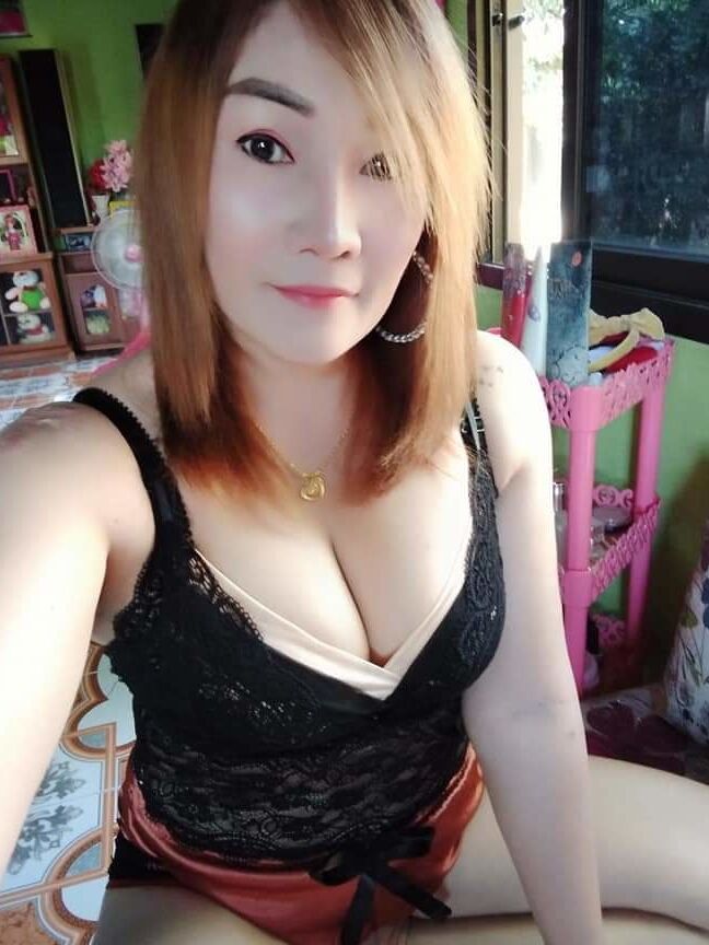 Ibu muda tetek besar