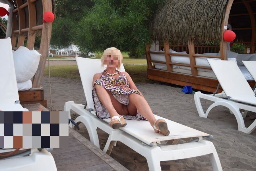 matures in lawn chairs