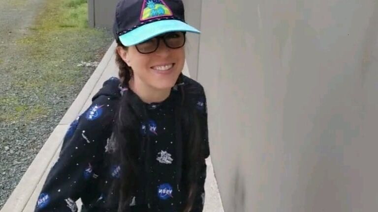 Mia figlia Valeria sa pisciare da in piedi
