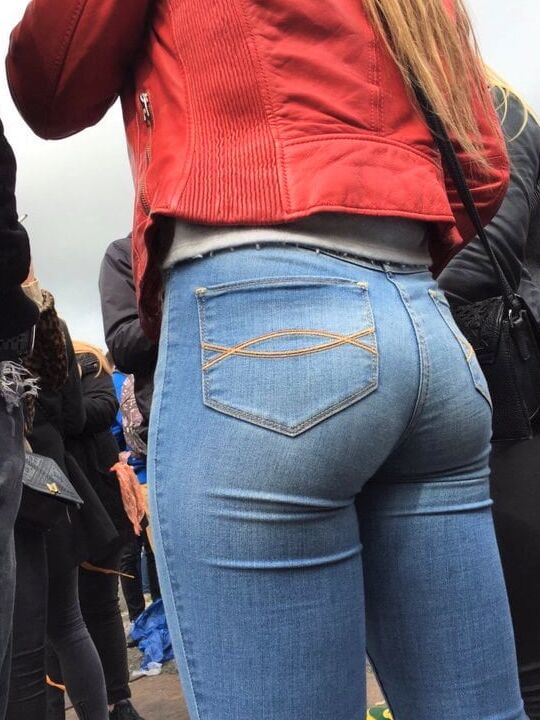 Voyeur Bums: Always eyes on bums...