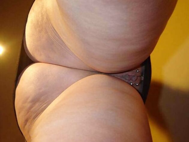 Vic Alouqua baisse son jeans et nous montre son cul