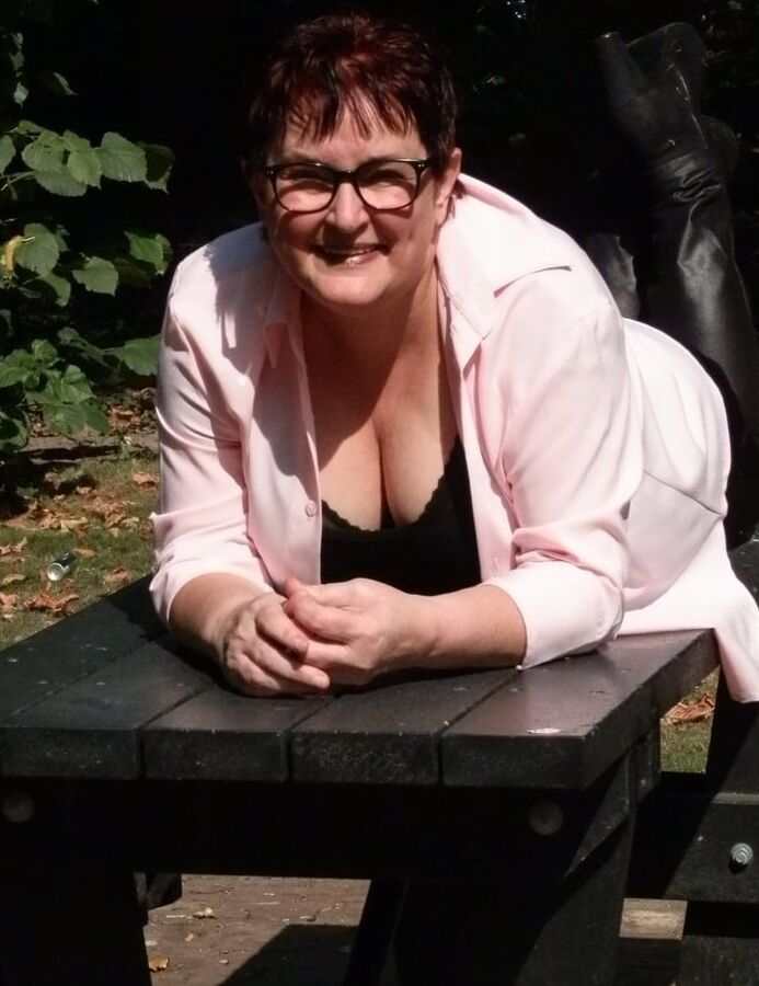 Mature and hot (Cleavage)