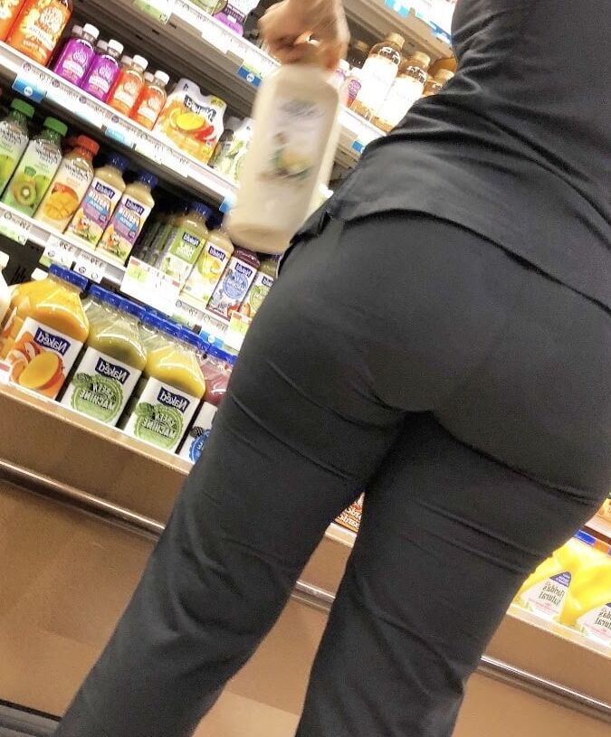 BIG JUICY LATINA ASS !!