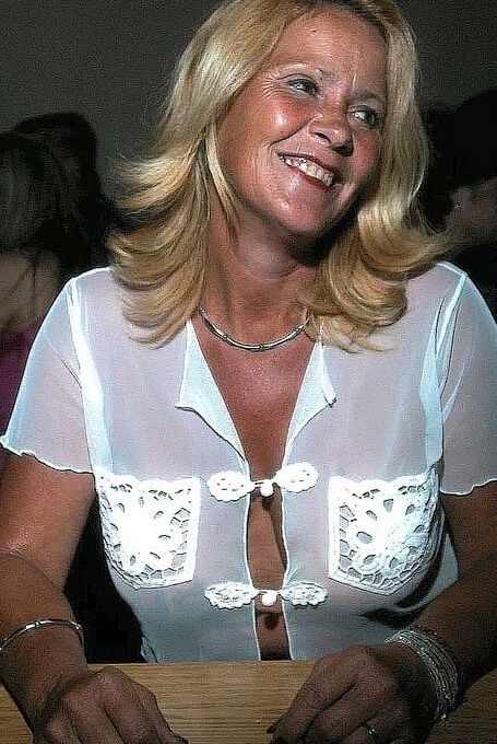 Mature and hot (Cleavage)