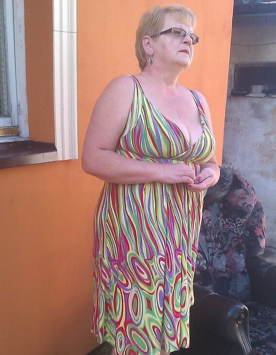 Mature and hot (Cleavage)