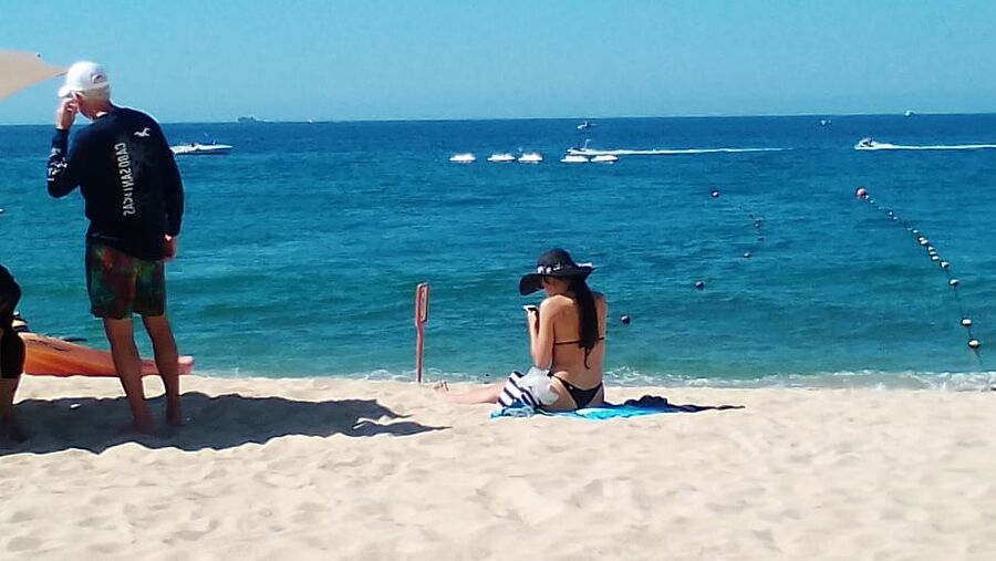 Turista disfrutando del sol en los cabos bcs