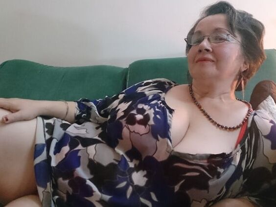 Mature and hot (Cleavage)
