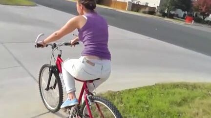 ELLE LE SUCE DANS LA NATURE...