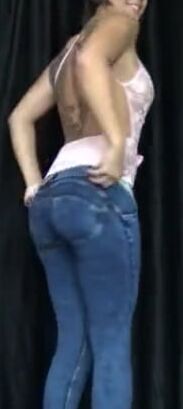 Vic Alouqua baisse son jeans et nous montre son cul