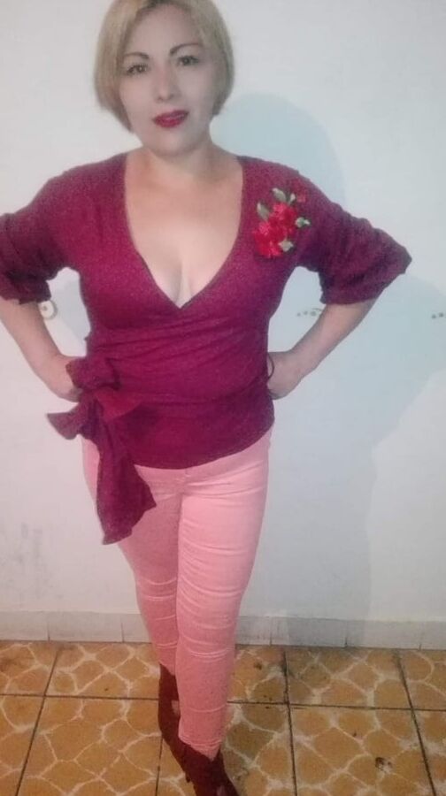 Mon putain de voisin mature, une très putain de femme au foyer