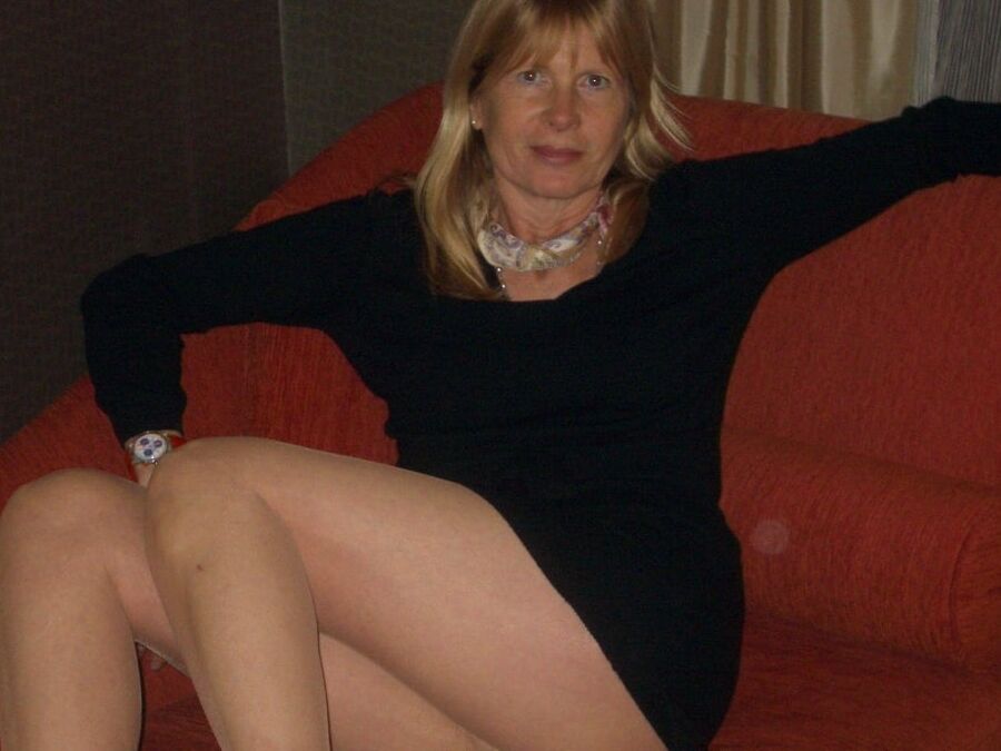 Annie is a natural Italian wife