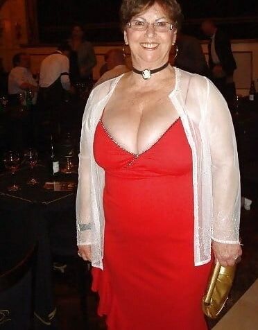 Mature and hot (Cleavage)