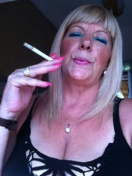 Mature and hot (Cleavage)