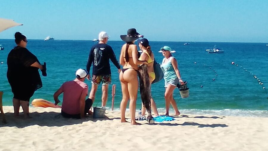 Turista disfrutando del sol en los cabos bcs