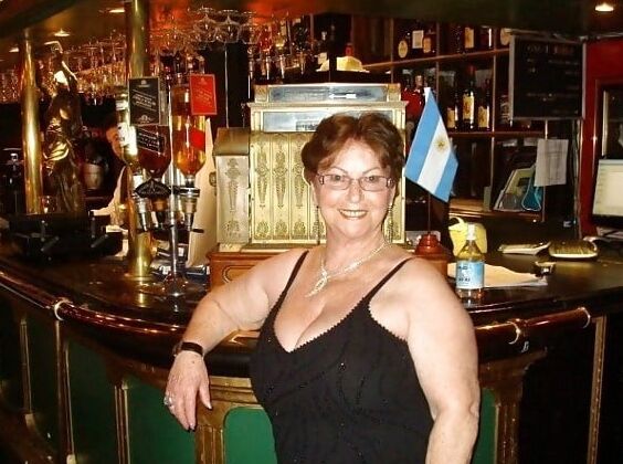 Mature and hot (Cleavage)
