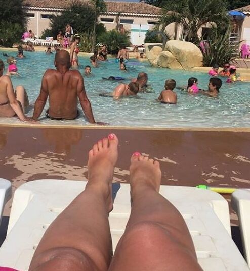 legs and feet in the sun on the deckchair