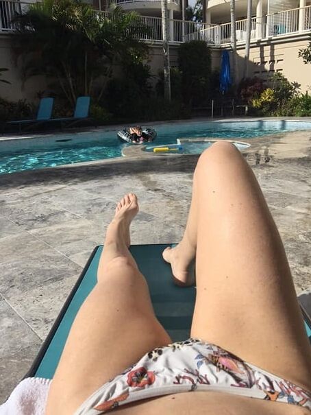 legs and feet in the sun on the deckchair