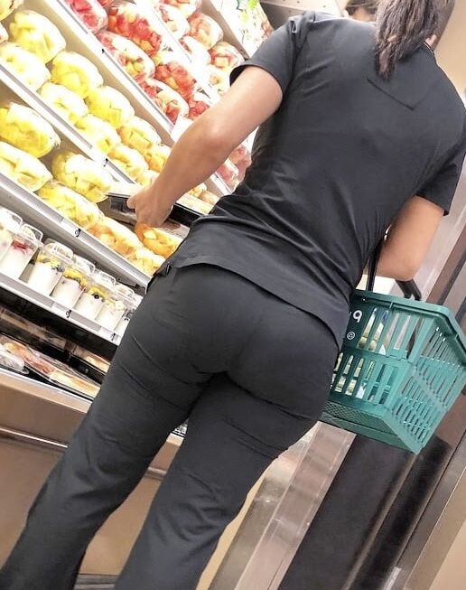 BIG JUICY LATINA ASS !!