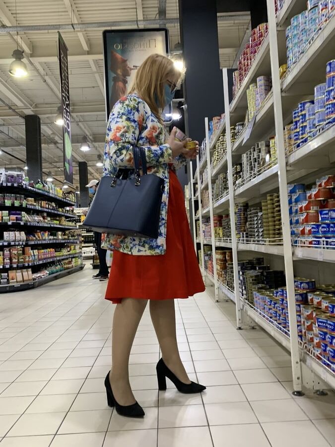 Upskirt red skirt