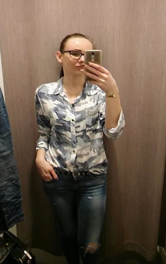 Fajna mloda brunetka