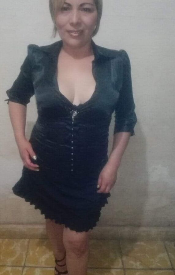 Mon putain de voisin mature, une très putain de femme au foyer