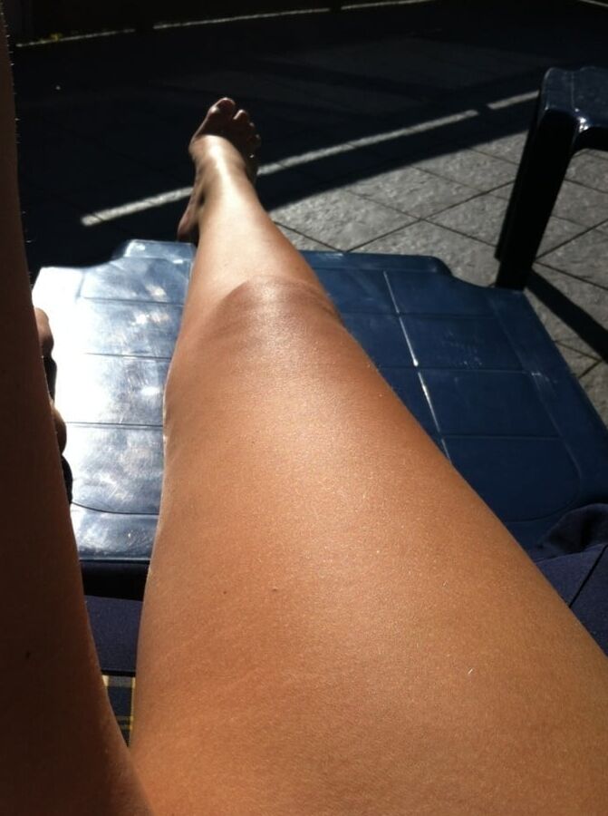 legs and feet in the sun on the deckchair