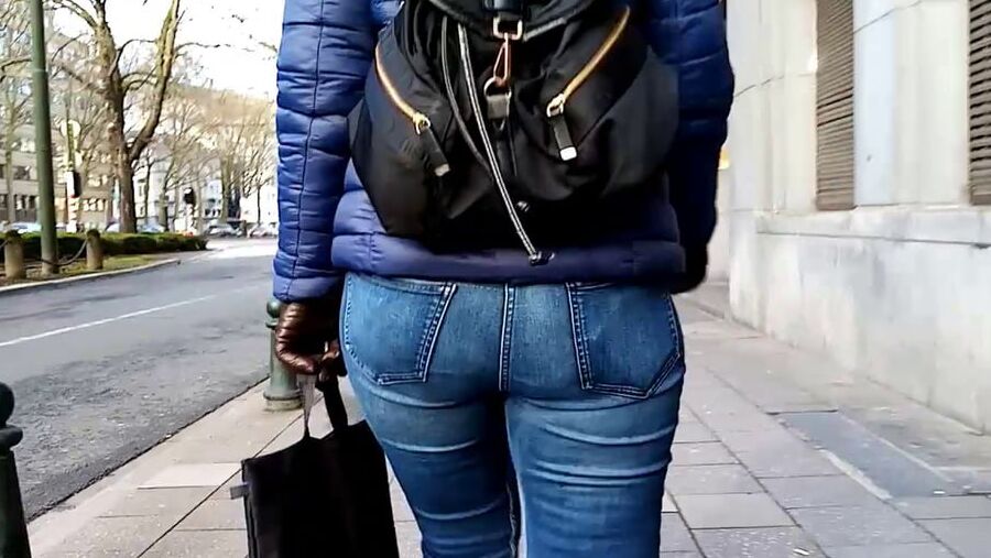 Big Booty Milf in JEANS