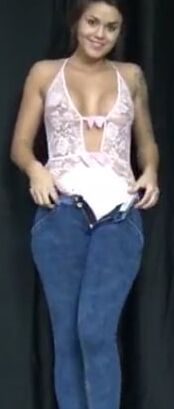 Vic Alouqua baisse son jeans et nous montre son cul