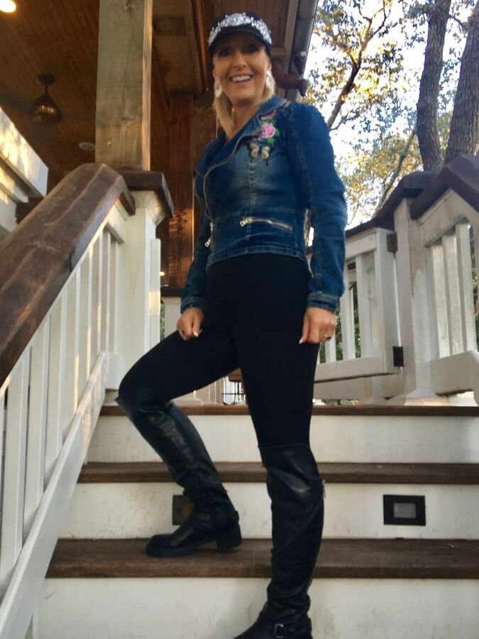 Female Celebrity Boots &amp; Leather - Liz Bonis