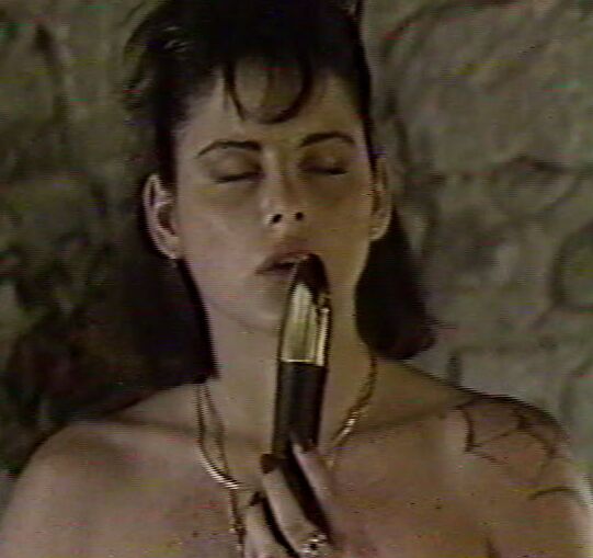 Natacha mouille son gode lips brunette bouche tongue