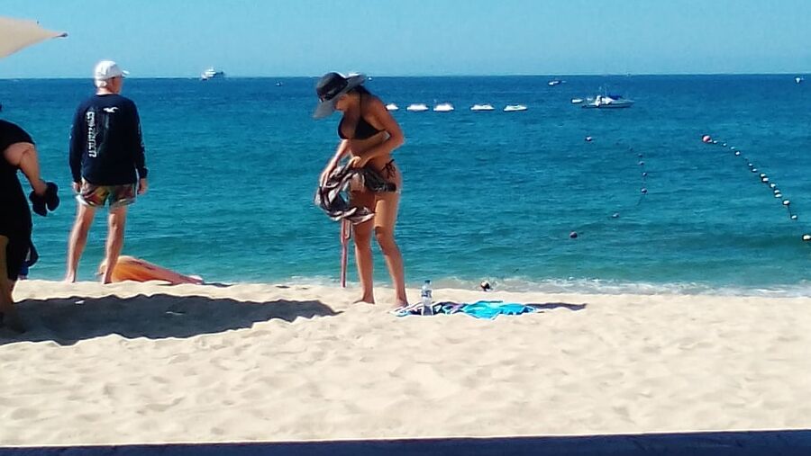 Turista disfrutando del sol en los cabos bcs