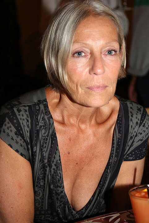 Mature and hot (Cleavage)