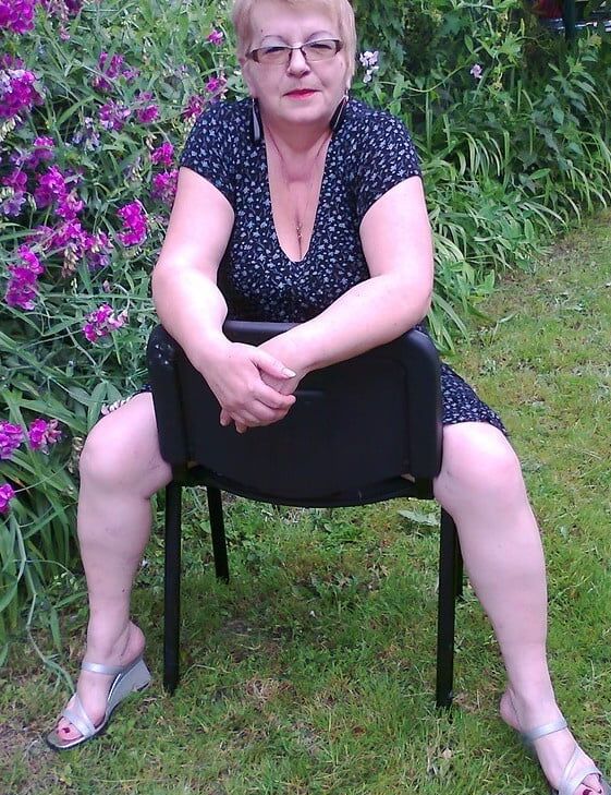 Mature and hot (Cleavage)