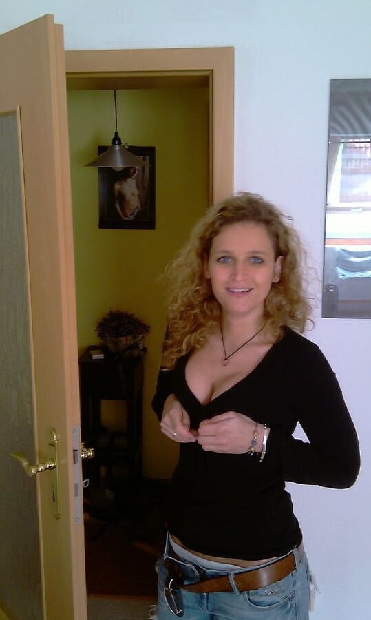SLUTTY MILF HOUSEWIFE