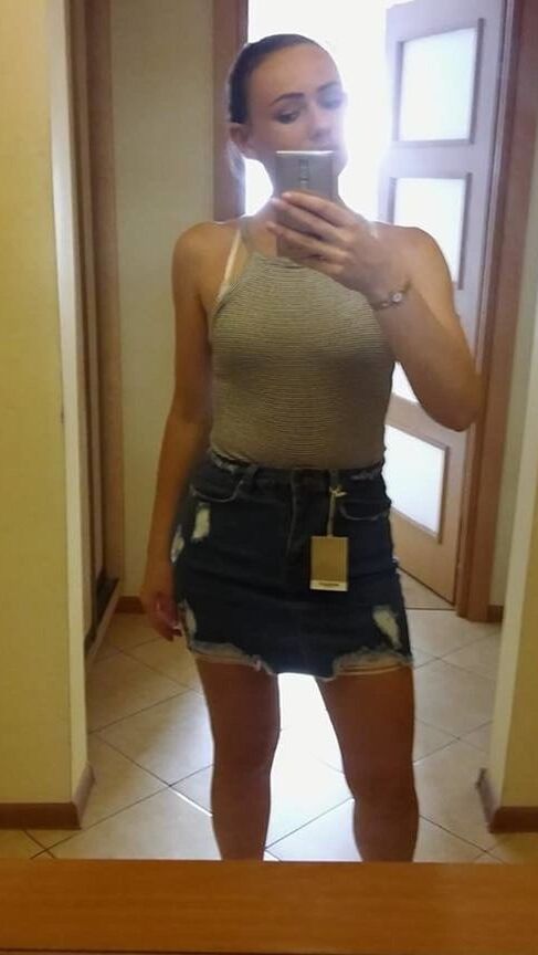 Fajna mloda brunetka