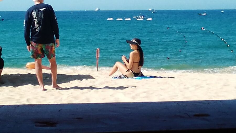 Turista disfrutando del sol en los cabos bcs