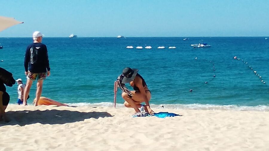 Turista disfrutando del sol en los cabos bcs