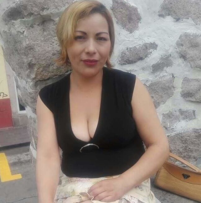 Mon putain de voisin mature, une très putain de femme au foyer
