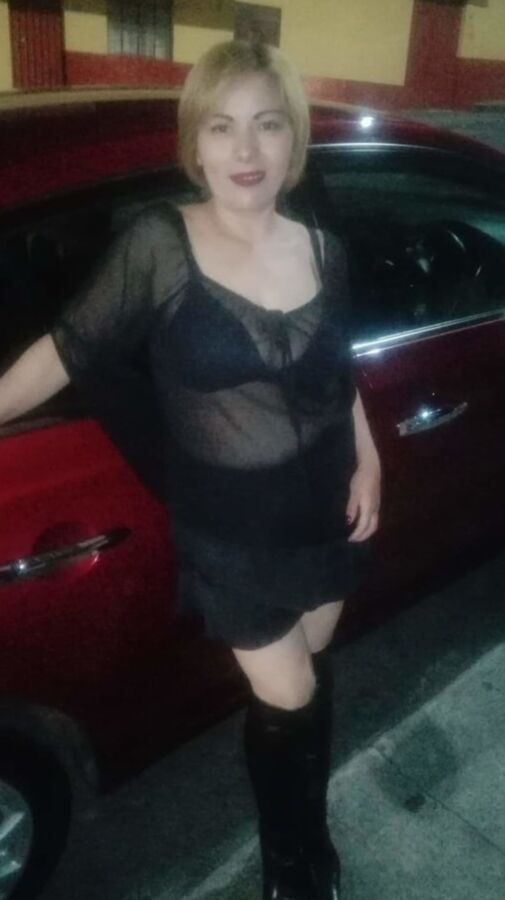 Mon putain de voisin mature, une très putain de femme au foyer