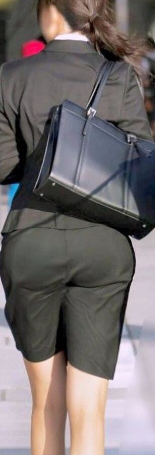 More nice bums in skirts