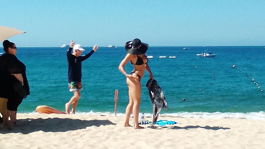 Turista disfrutando del sol en los cabos bcs
