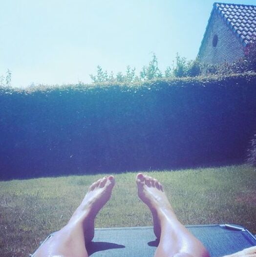 legs and feet in the sun on the deckchair