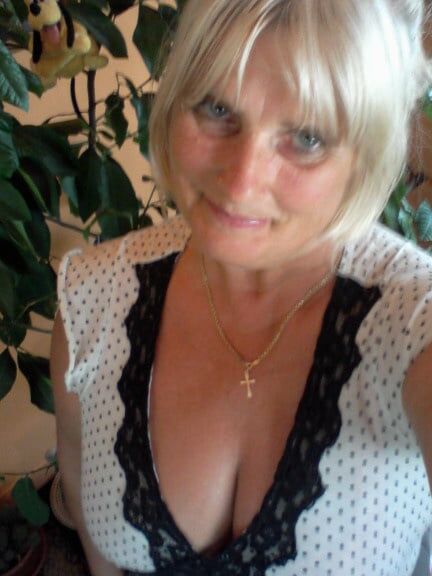 Mature and hot (Cleavage)