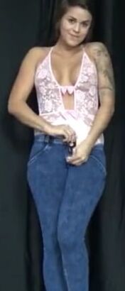 Vic Alouqua baisse son jeans et nous montre son cul